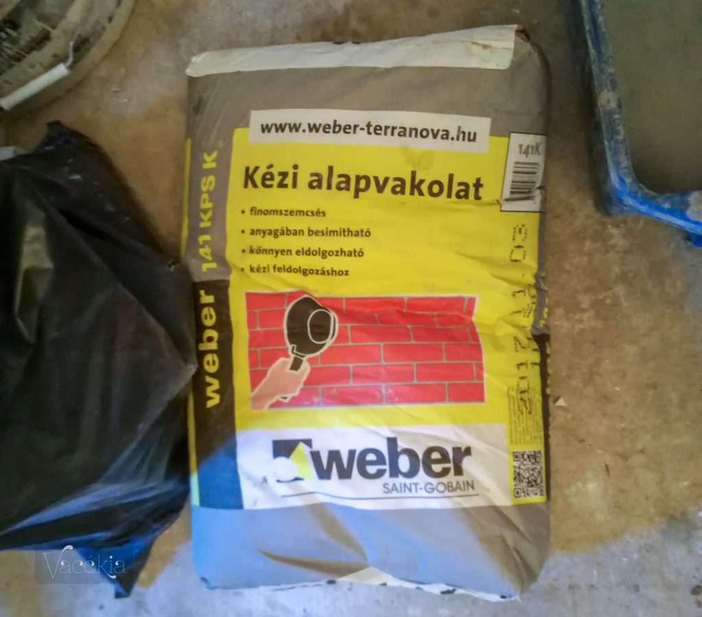 A szárító vakolatra egy vékony réteg finomszemcsés vakolatot tettek...