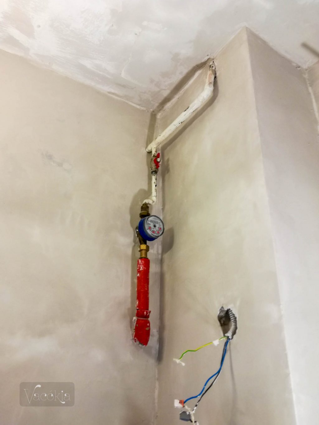 Ezen a falon lesz a tükrös szekrény, alatta a mosdó