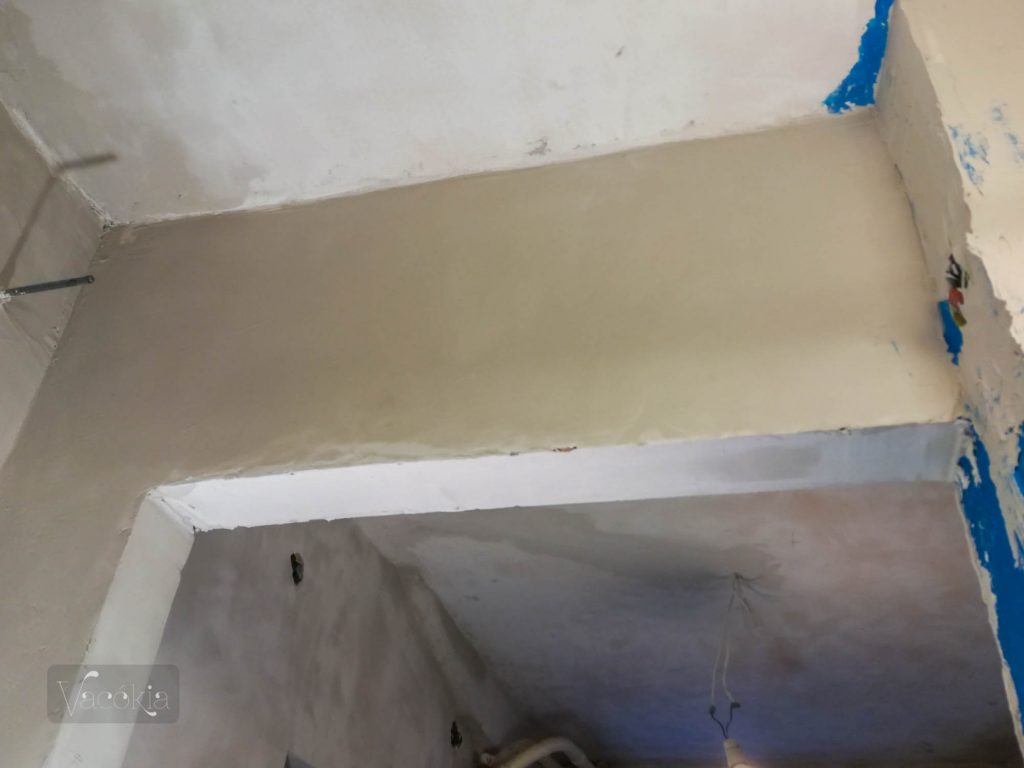 Ez az ajtó fölötti falszakasz, a fürdőből nézve