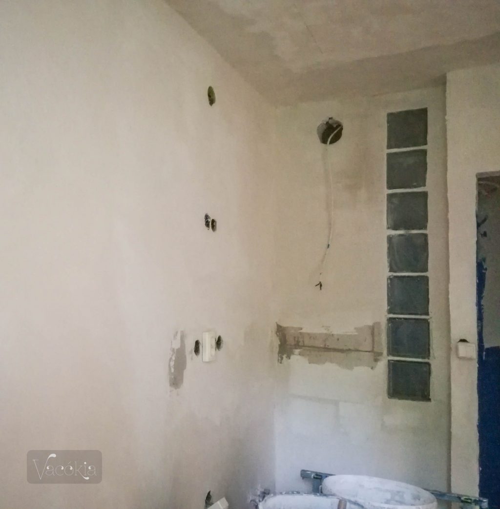 A teakonyhába is ugyanazt a fehér csempét rakjuk, mint a fürdőbe