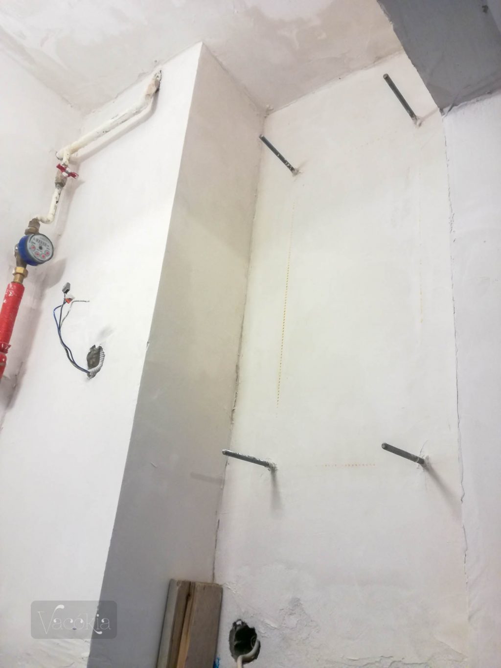 A gyenge falra fémkeretet építettek, ez fogja tartani a bojlert