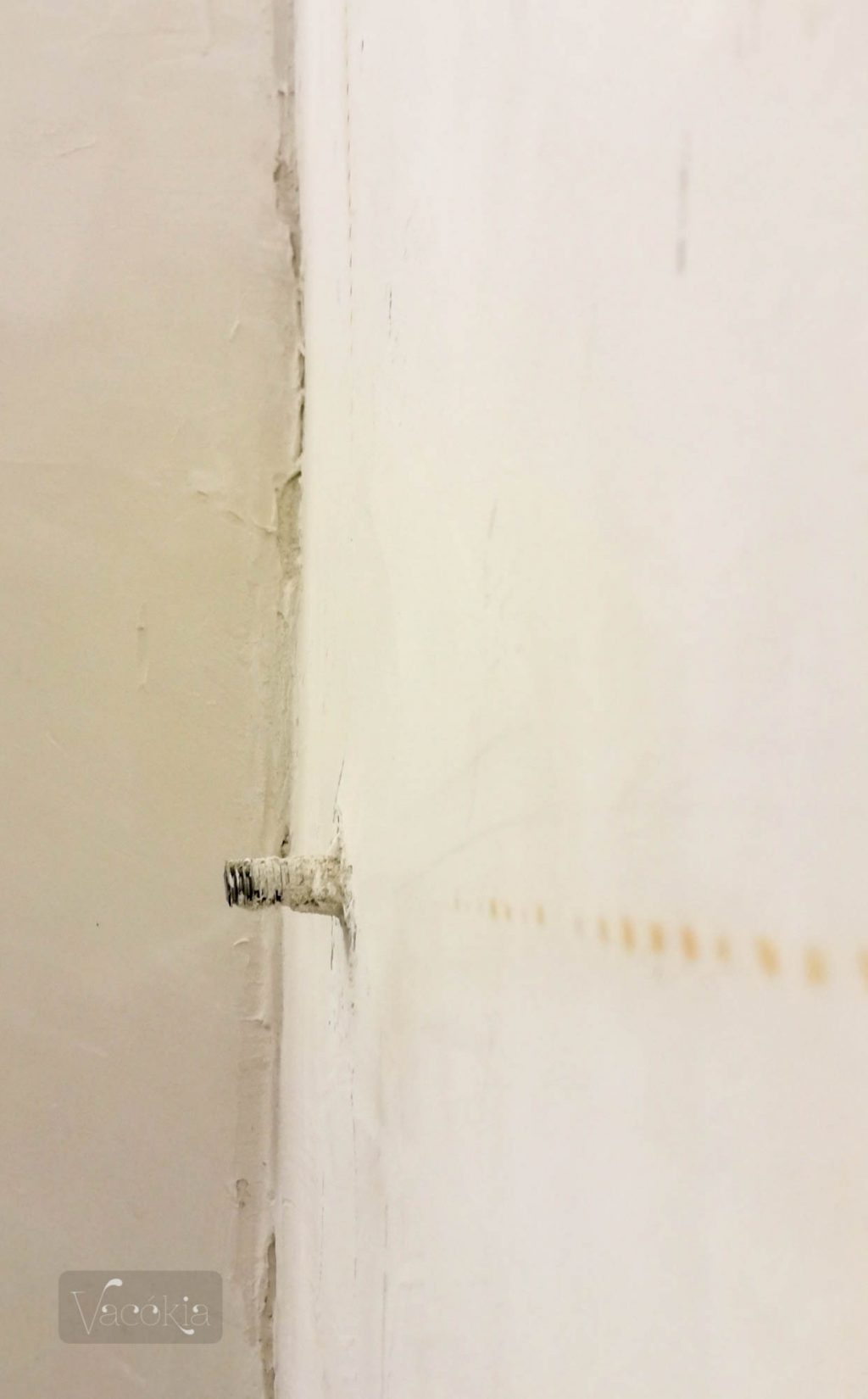 A glettben levő nedvesség rozsdafoltjai miatt vízszigetelő réteget kentünk fel