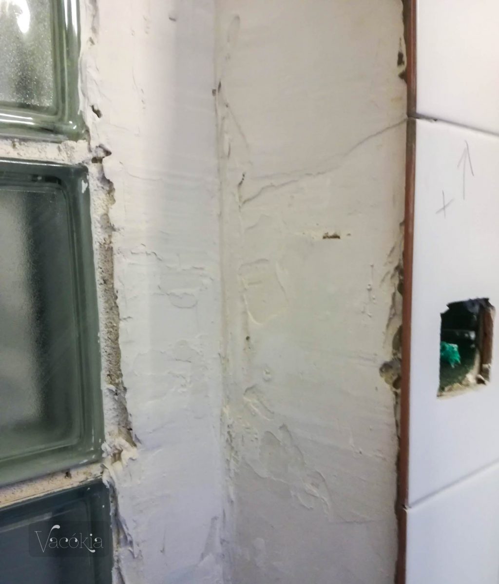 ...arra jutottunk, hogy végig élvédőt teszünk, és glettel takarjuk el a csempétlen élvédőszakaszt