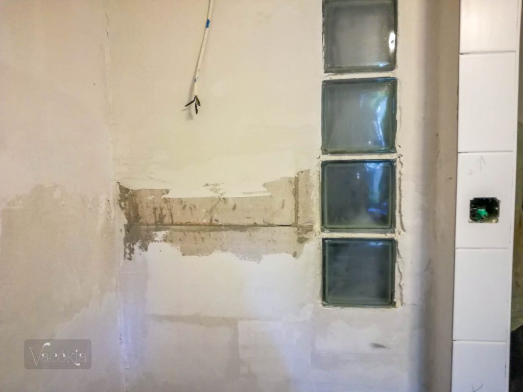 Tanakodtunk, hogy a kicsi fal bal oldalára is tegyünk-e végig élvédőt...