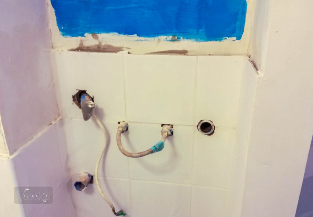 Kész a vízszigetelés, egyenes a harmonikaajtó fala