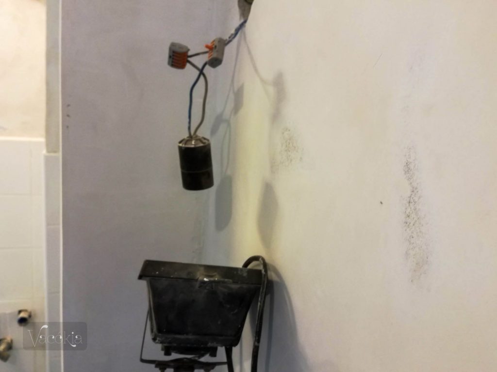 A csiszolás eredményét leginkább tapintani lehet, a fotókon maximum az előbukkanó felület foltja látszik