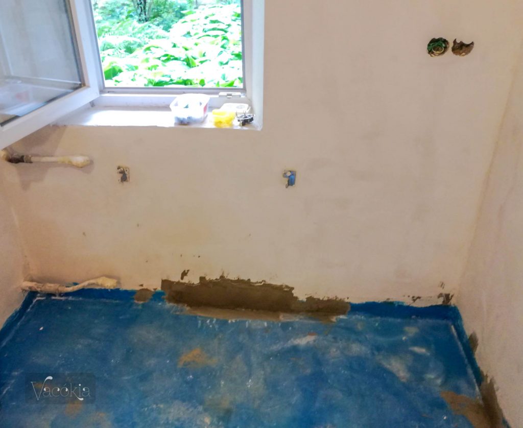 Alul le kellett bontani a fal egyenetlenségeit, aztán újrakékezni