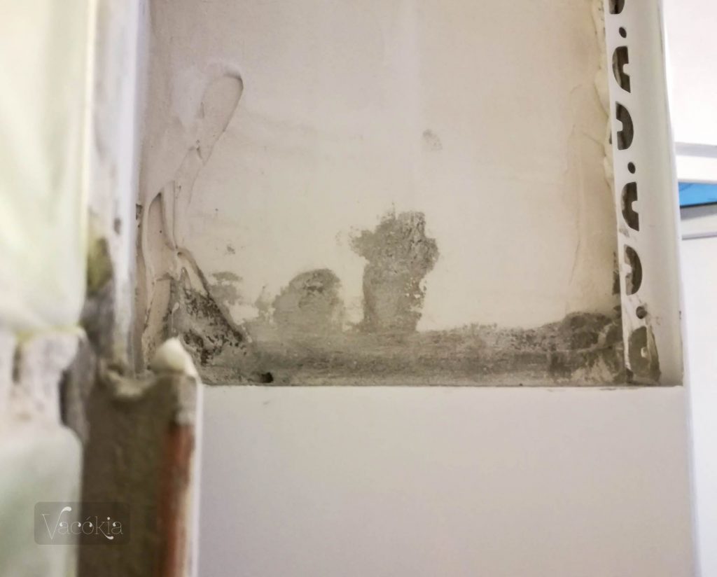 Tehát ezt a részt jobbra, a csempe fölött