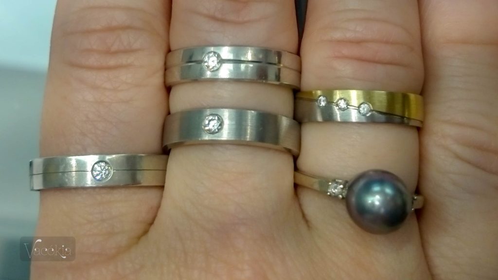 Sok gyűrűt felpróbálgattam az egyetlen ép kezemre (itt látszanak a vésetek különbségei)