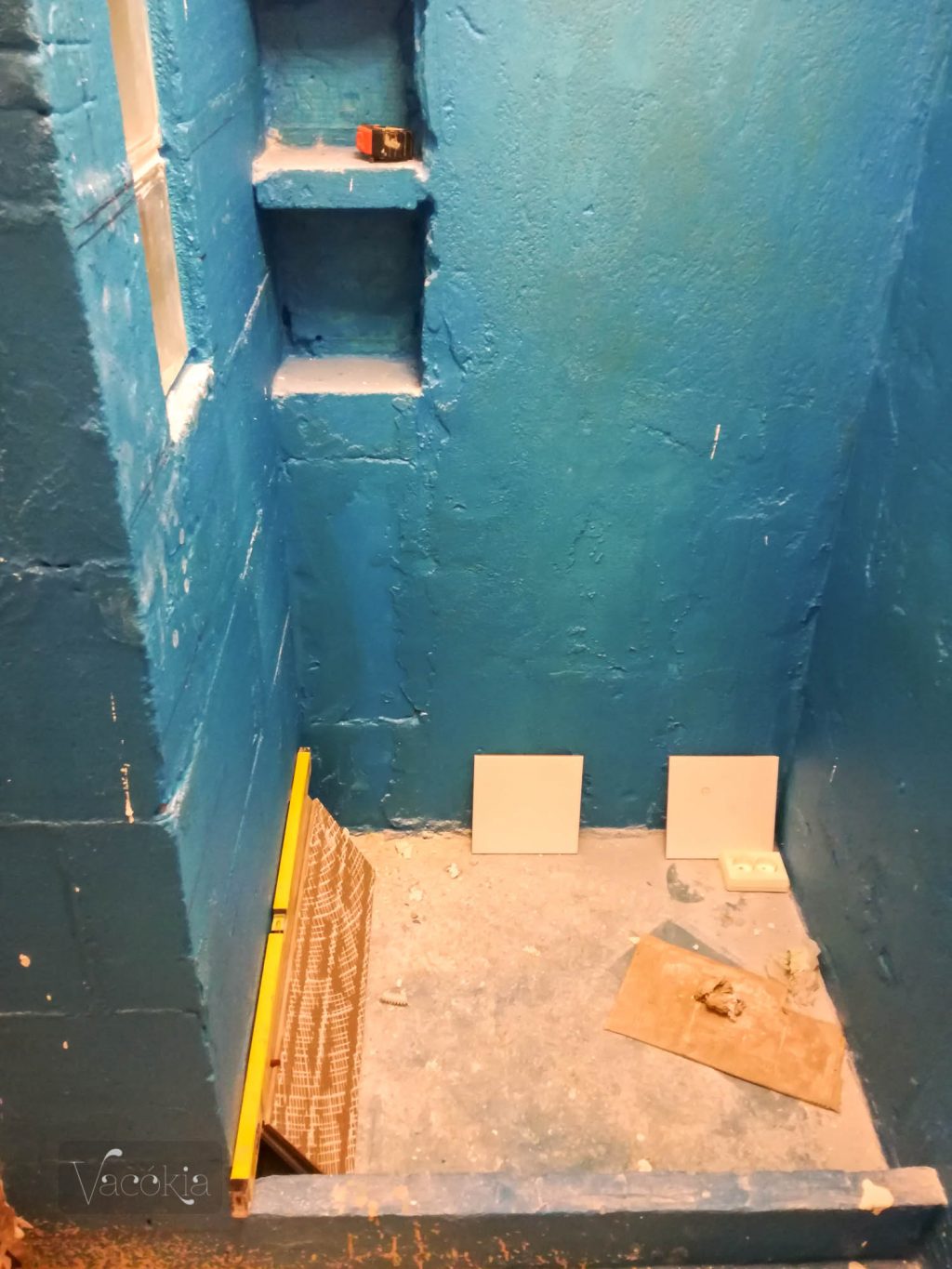 Kezdődik az épített zuhanyzó csempézése