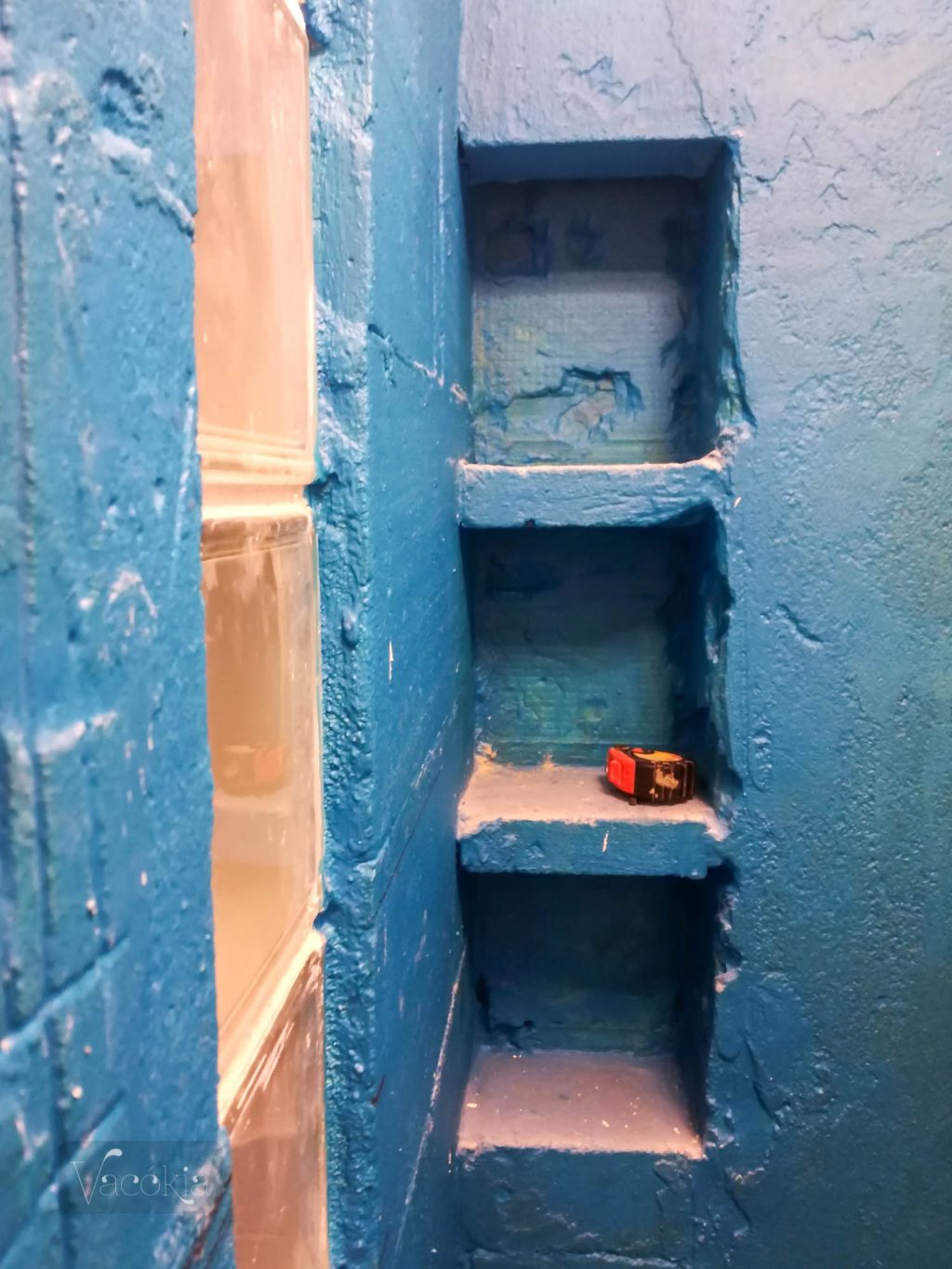 A süllyeszett polcok készen állnak a burkolásra