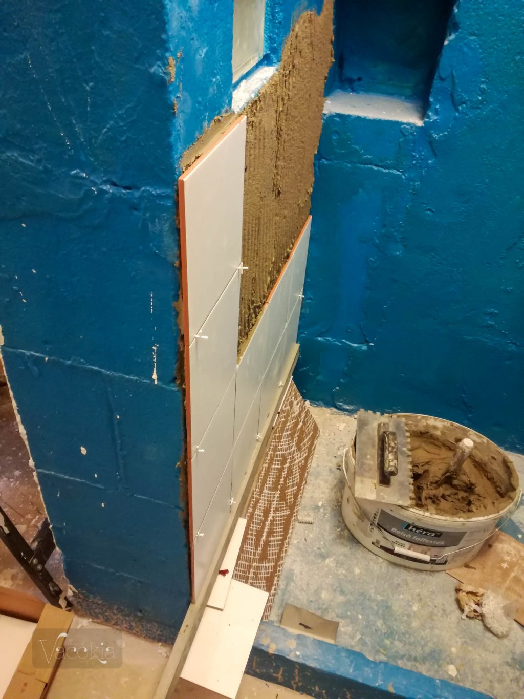 A cél: egyvonalba kerüljön a csempe és az üvegtégla fugavonala