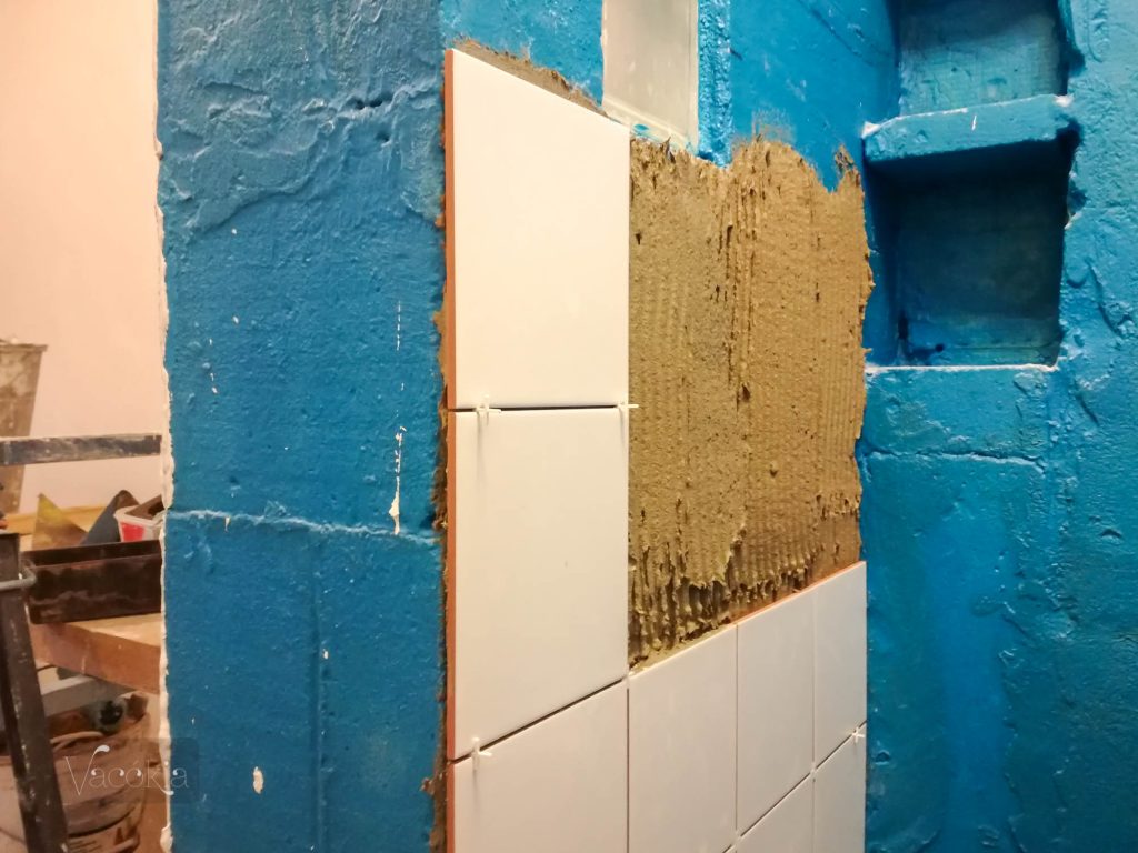 A falat úgy terveztük meg, hogy 4 egész csempe férjen rá