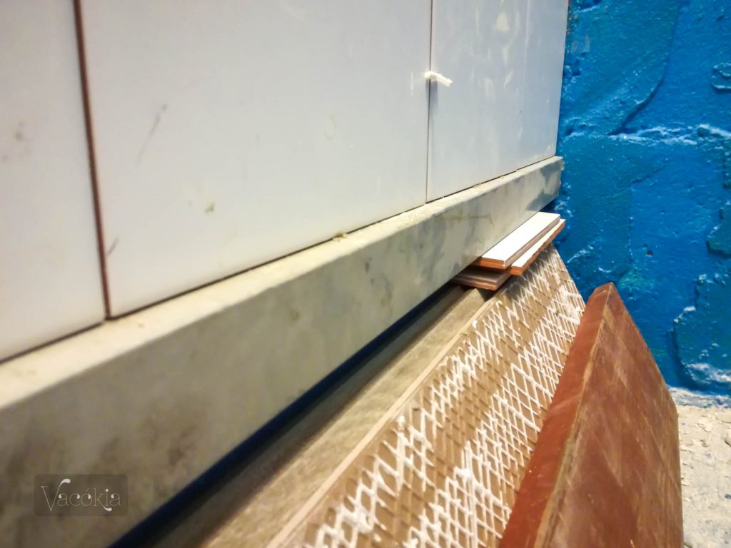 A szükséges magassághoz néhány centivel feljebb húztuk a már felrakott csempéket