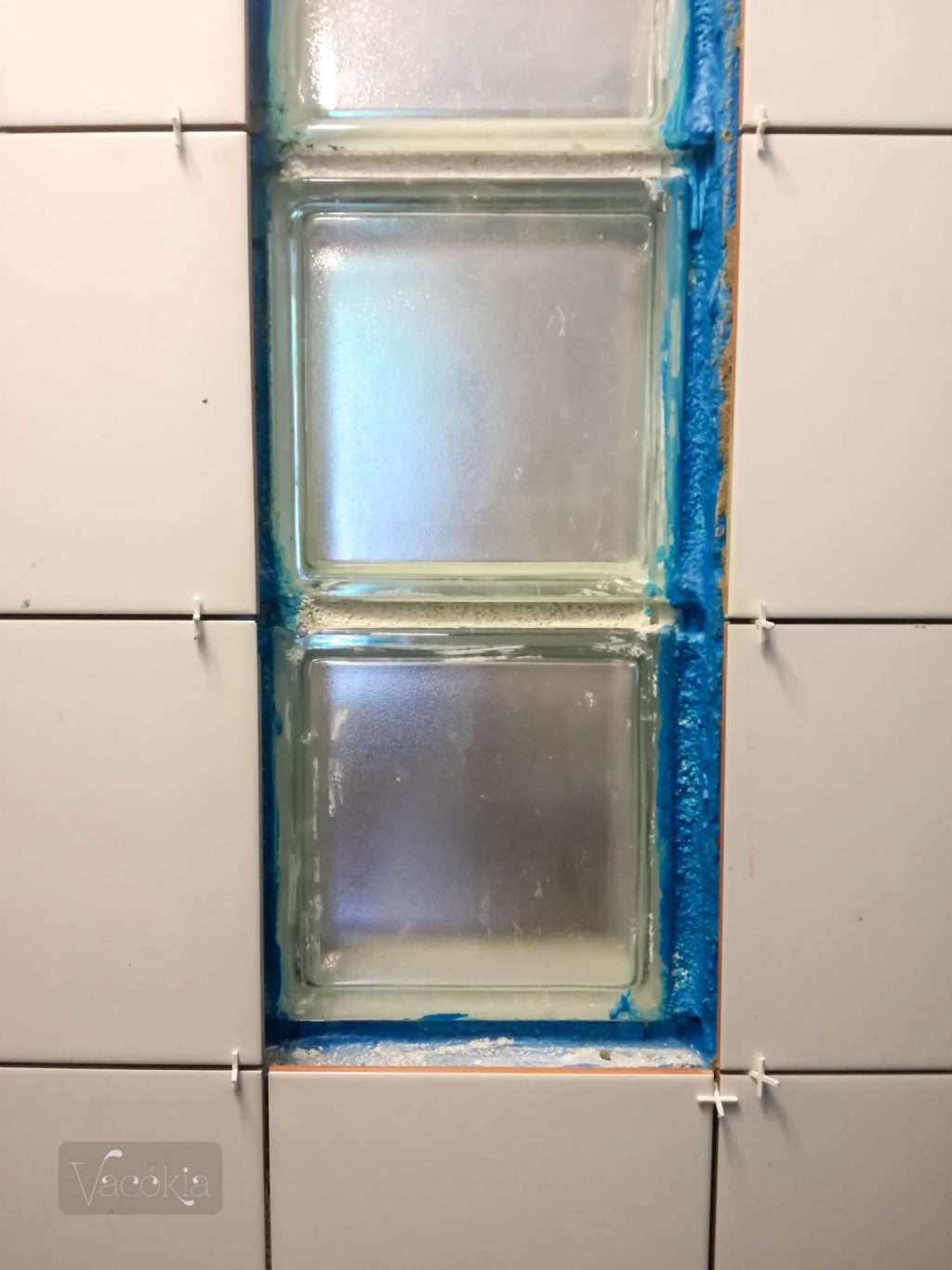 A középső fugavonal egymagasságban van a kamerával, látszik, hogy jó helyre került a csempe