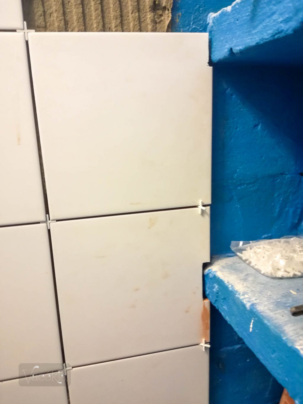 Egy keveset ki kellett vágni a csempékből