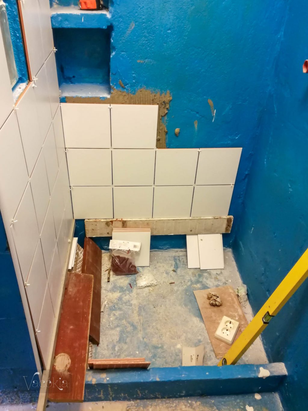 Folytatódik a burkolás a belső falon