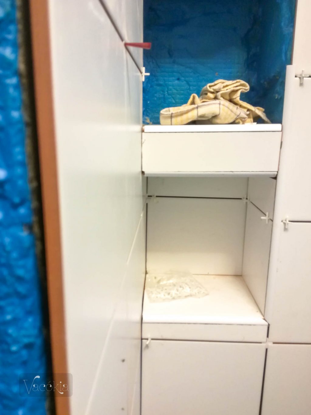 A polc is ferde volt, de nem tudom értelmezni, miért kellett ferdén burkolni (később javították)