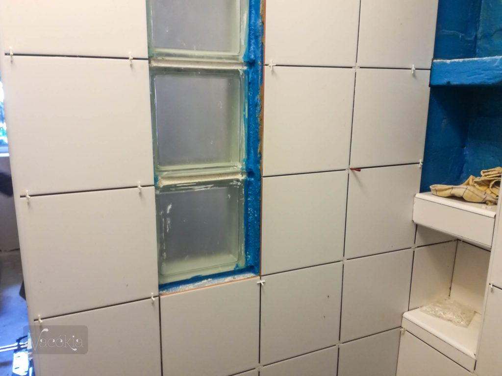 Az üvegtéglák fugavonalaihoz optimalizáltuk a fehér csempét