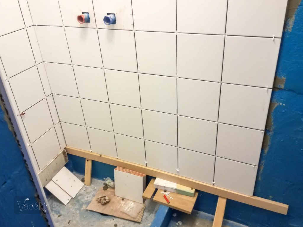 Kiértünk a zuhanyzóból