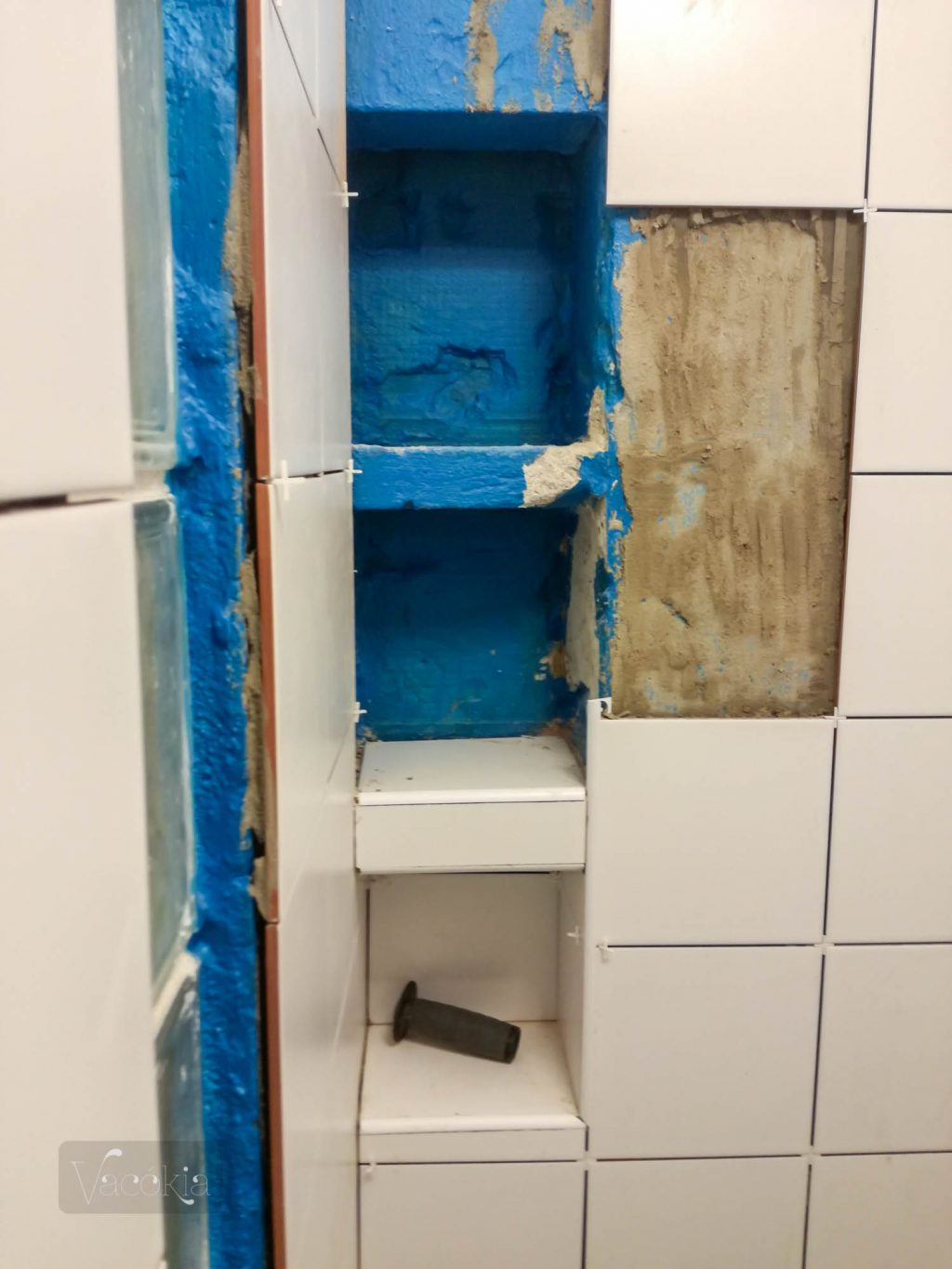 ...közben megsérült 2 csempe, és le kellett szedni