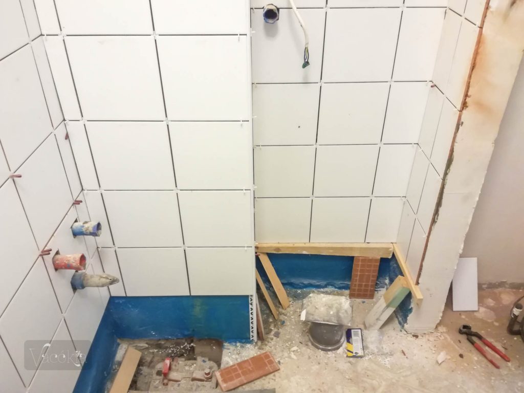 Kész a vécé mögötti csempézés