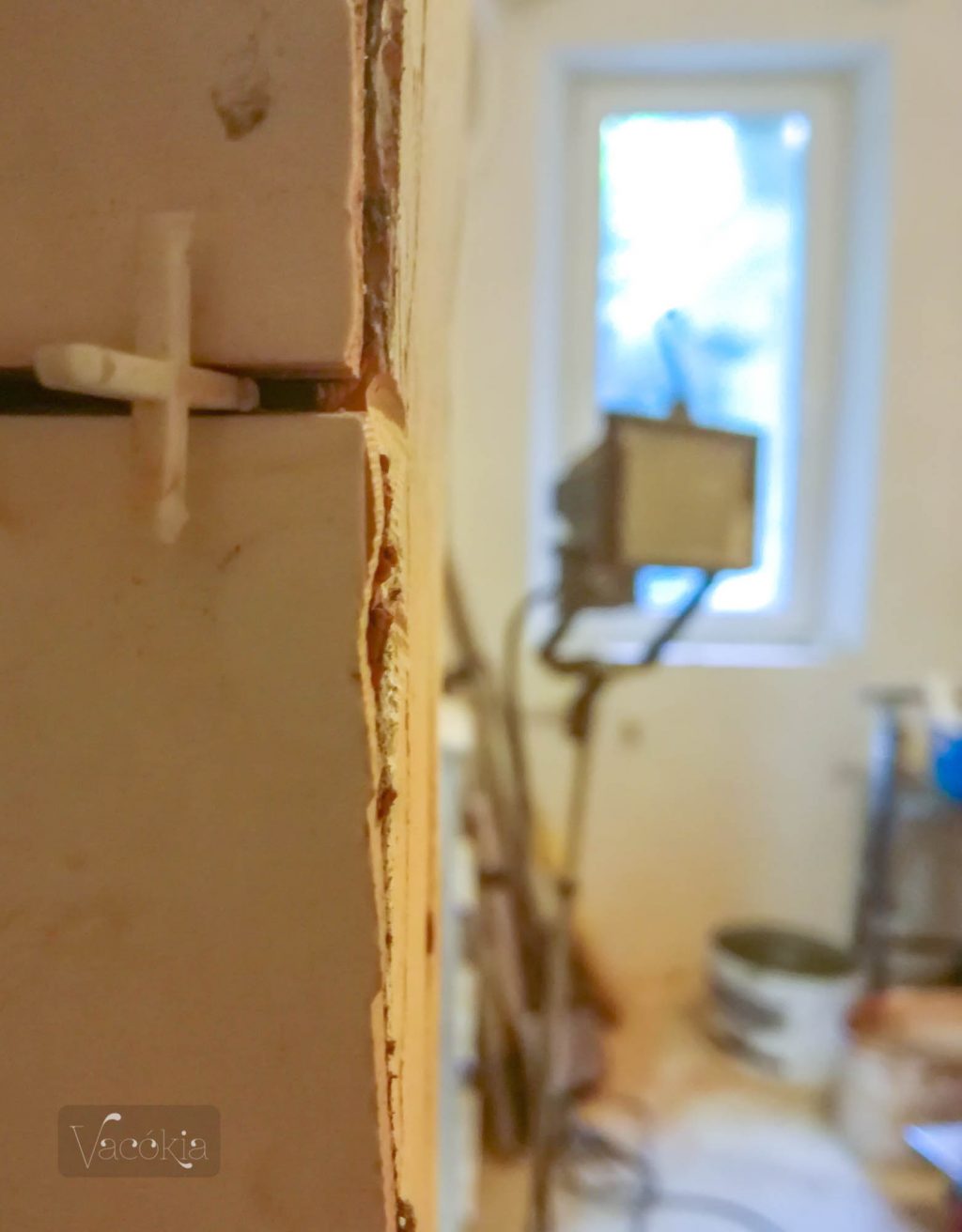 A vécé melletti falon felrakás után flexelték a csempét, mert akkor még a fal vége szabálytalan volt, és csálé lett a csempe