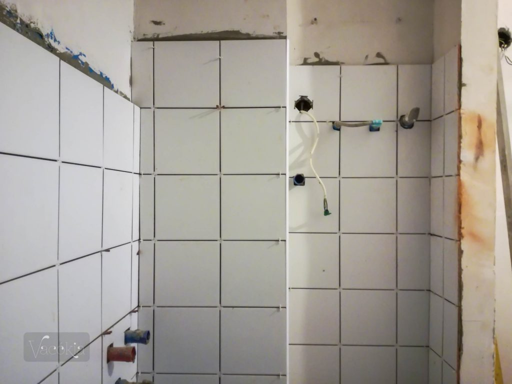 Utolsó pillanatban azt kértem, hogy a mosdó falán is 145 centiig érjen a csempe...