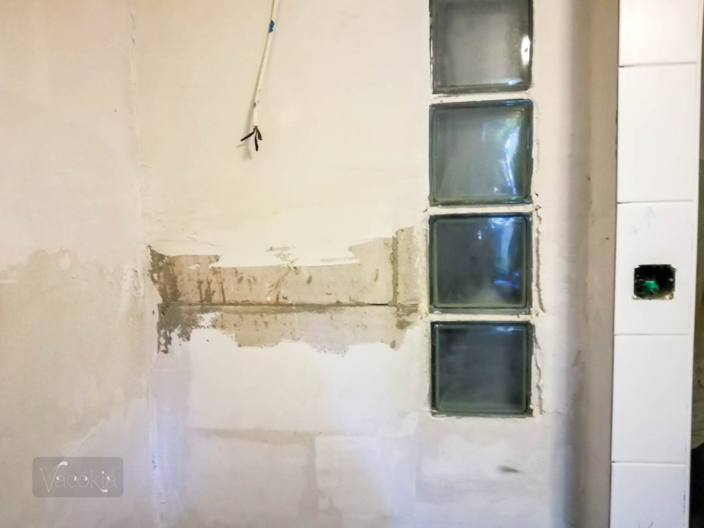 Úgy döntöttünk, hogy csak a pult fölött és a felsőszekrények között csempézünk