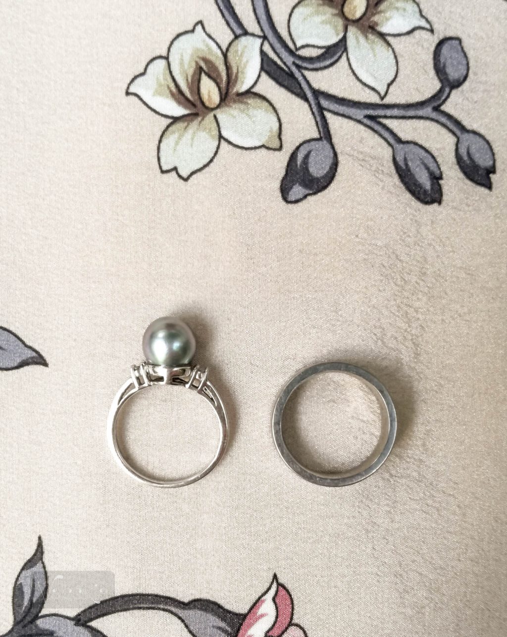 Felülnézetből látszik, hogy vastagabb is a karikagyűrű