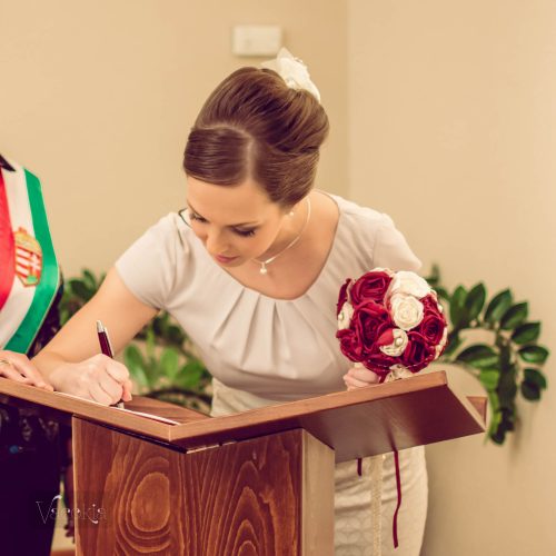 Polgári esküvő - Bea ír alá először