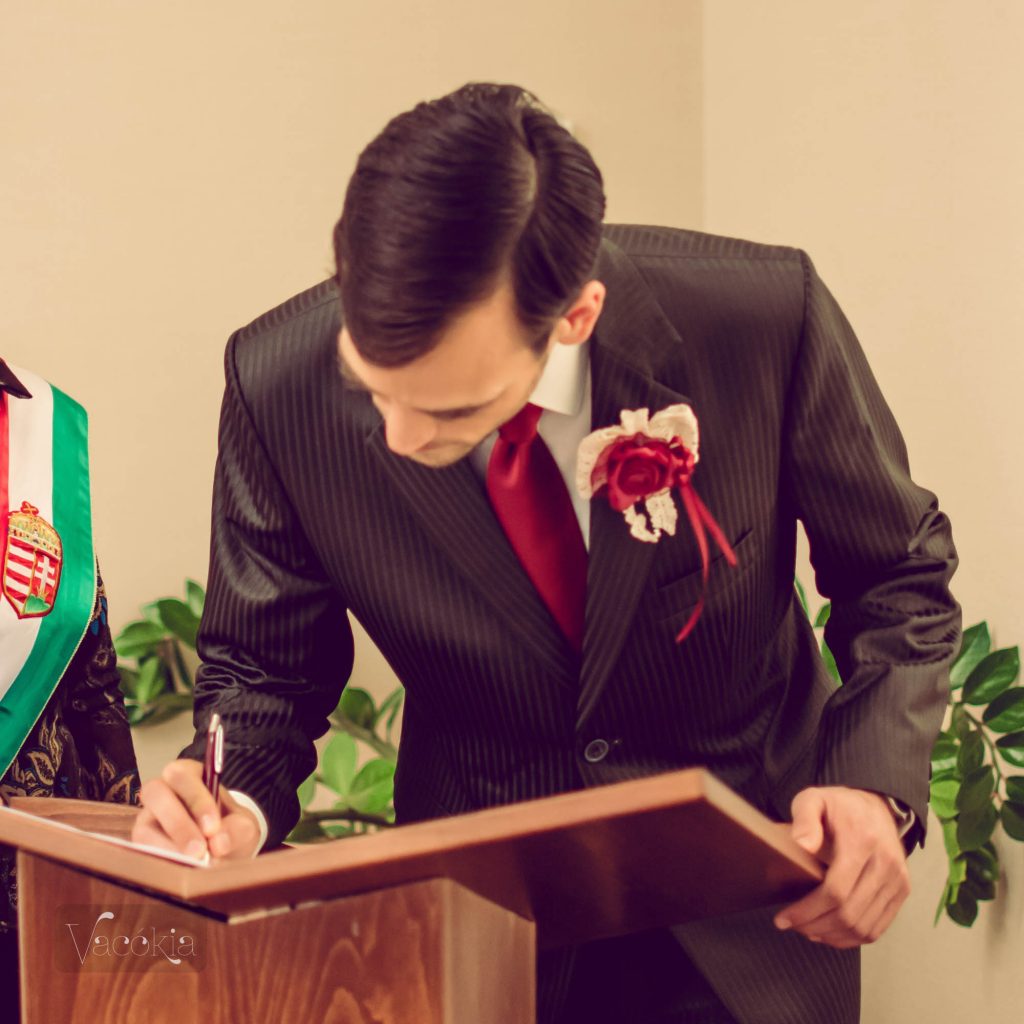 Polgári esküvő - Rudi is aláír