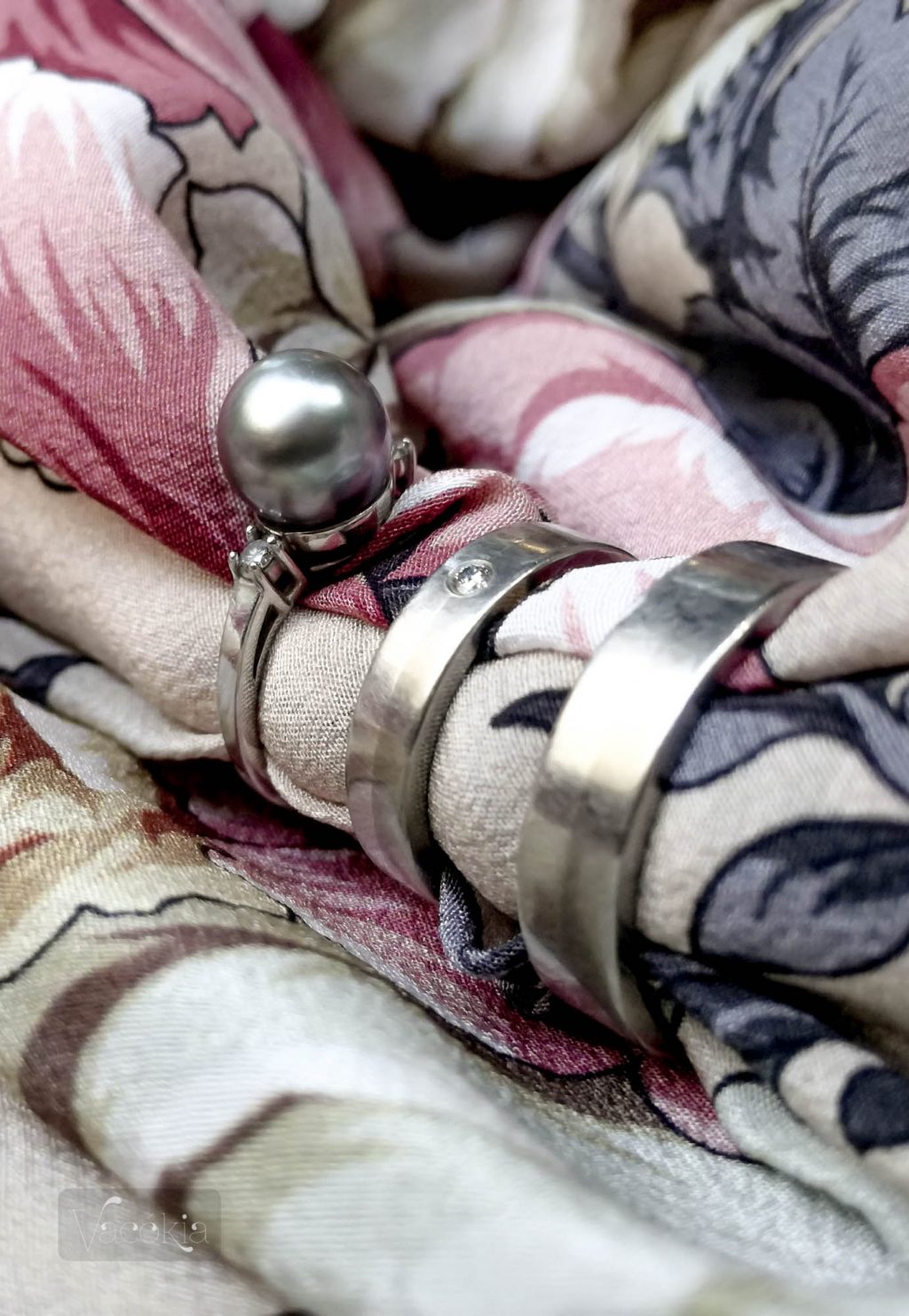 A gyöngyös csinosabb, a karikagyűrűk viszont masszívabbak