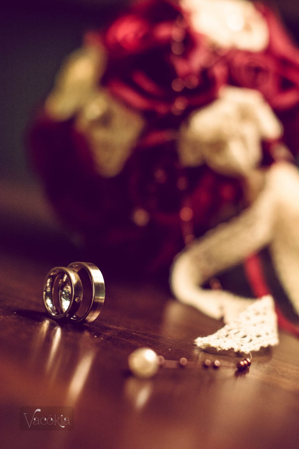 Gyűrű és csokor az esküvő napján (kép: Juhász Alíz)