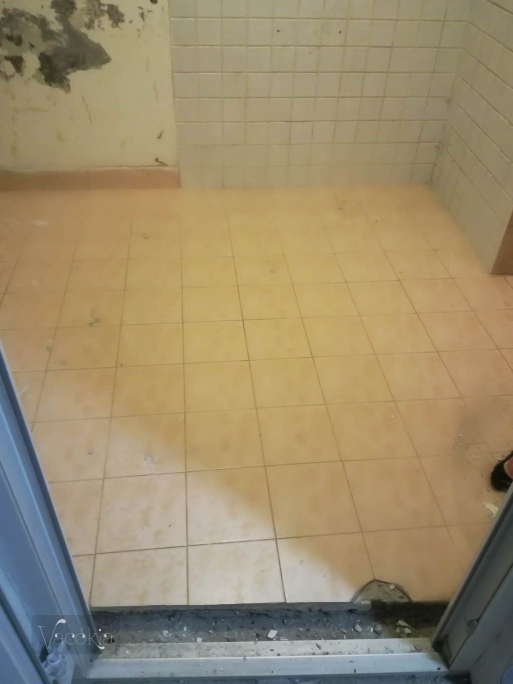 Valamilyen oknál fogva a távolabbi fallal párhuzamosan tették le a padlóburkolatot