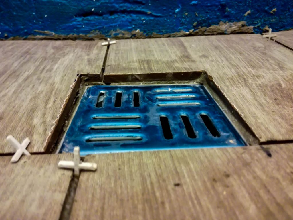 Szanaszét pattogzott a csempe a vágások nyomvonalán