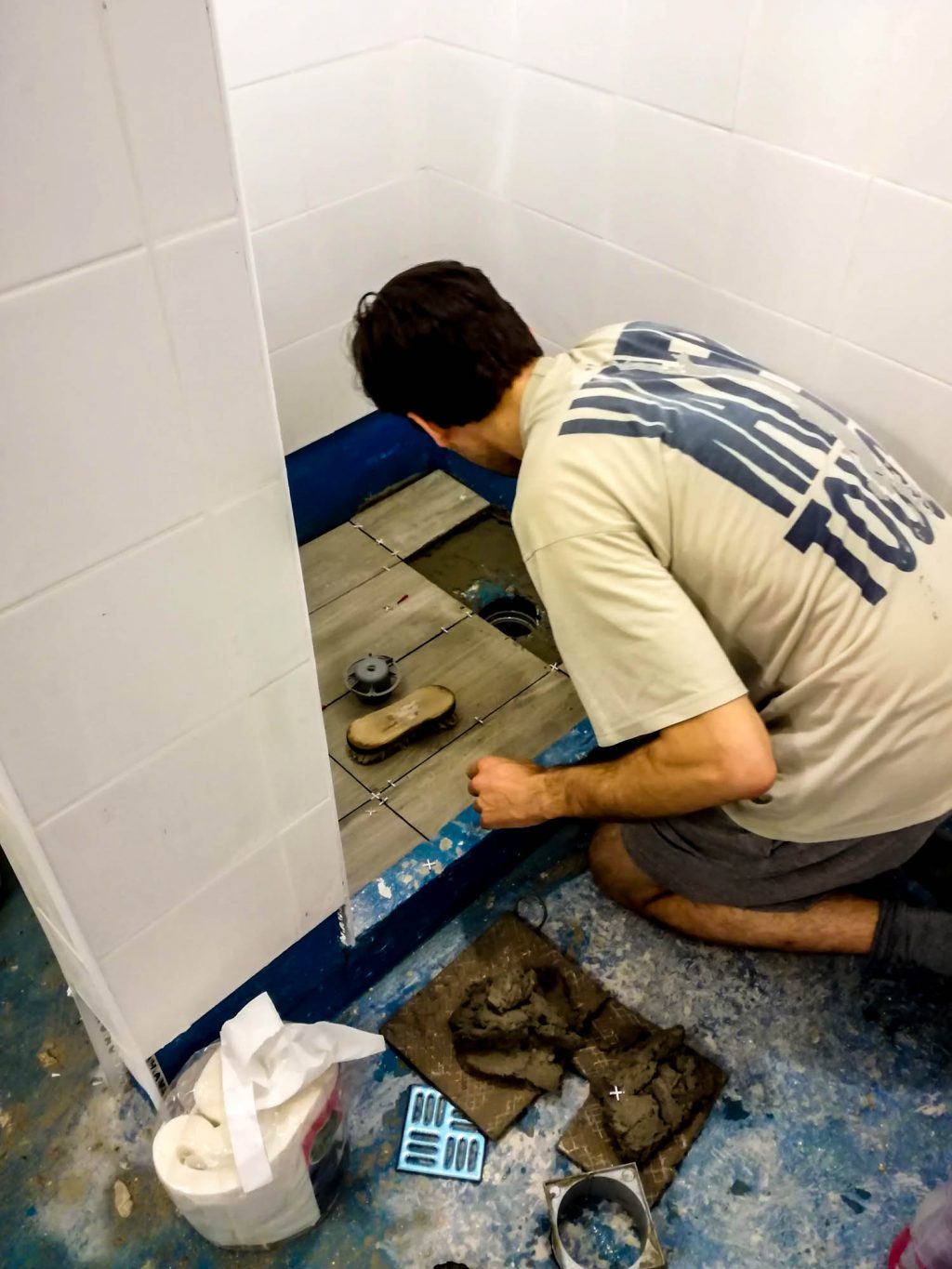 Úgyhogy Rudi fogta, és kiszedte a 2 problémás csempedarabot...