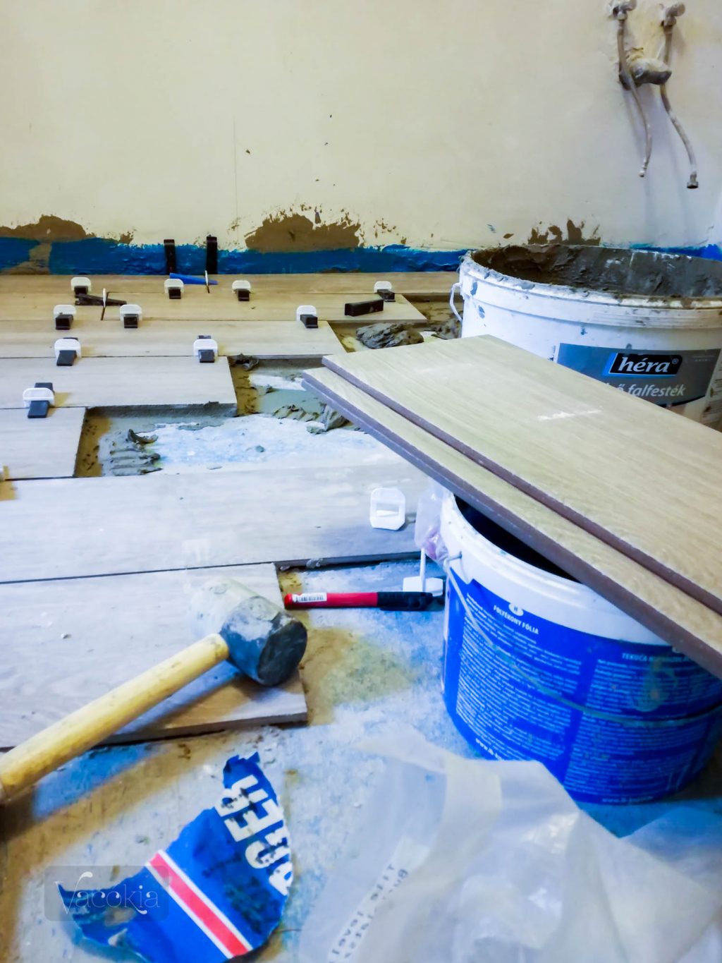 A szintezéshez gumikalapácsot is használtak