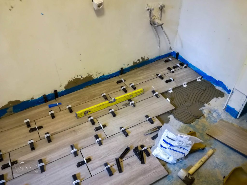 Itt látszik, hogy a belső fal másfelé tart, mint a csempe