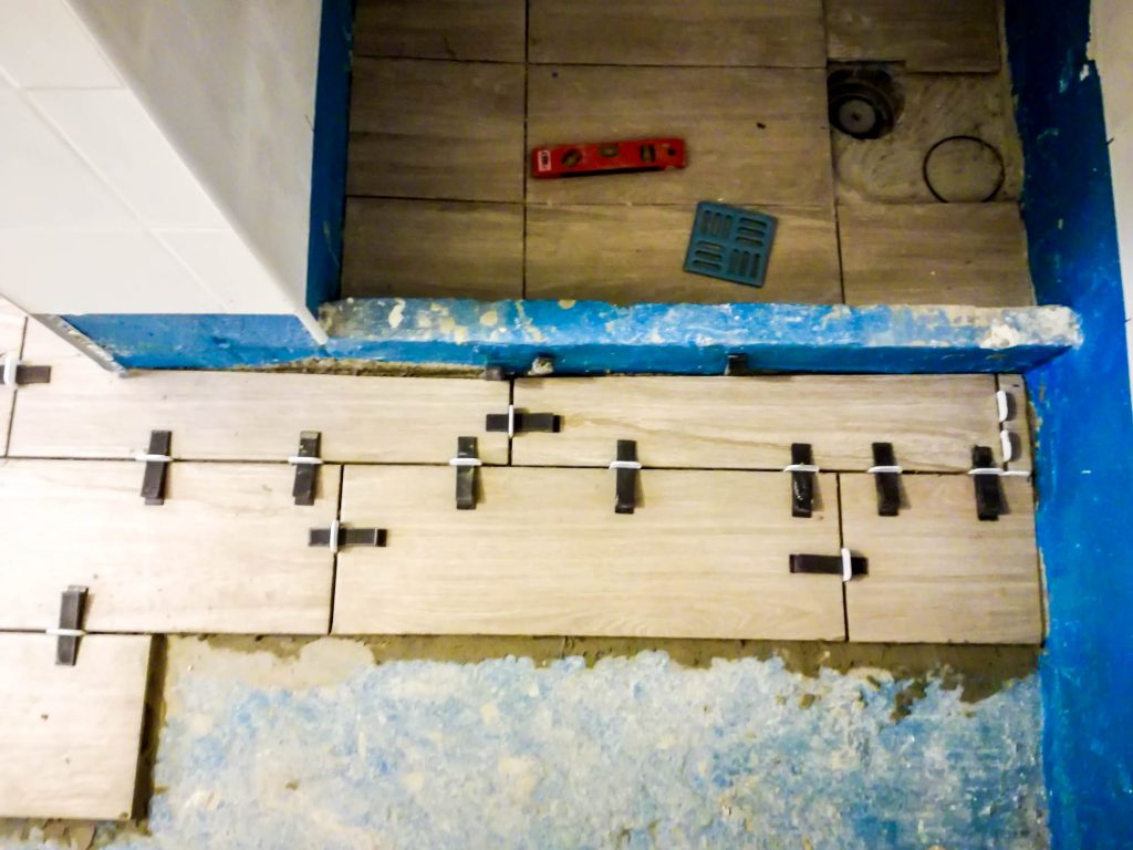 Közben folytatódott a fürdőszobapadló burkolása