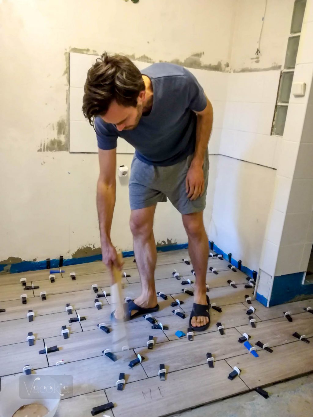 Padlópöcökgolf :) azaz a szintezőtalpak kikandikáló részeinek szisztematikus ütlegelése maradék faanyaggal