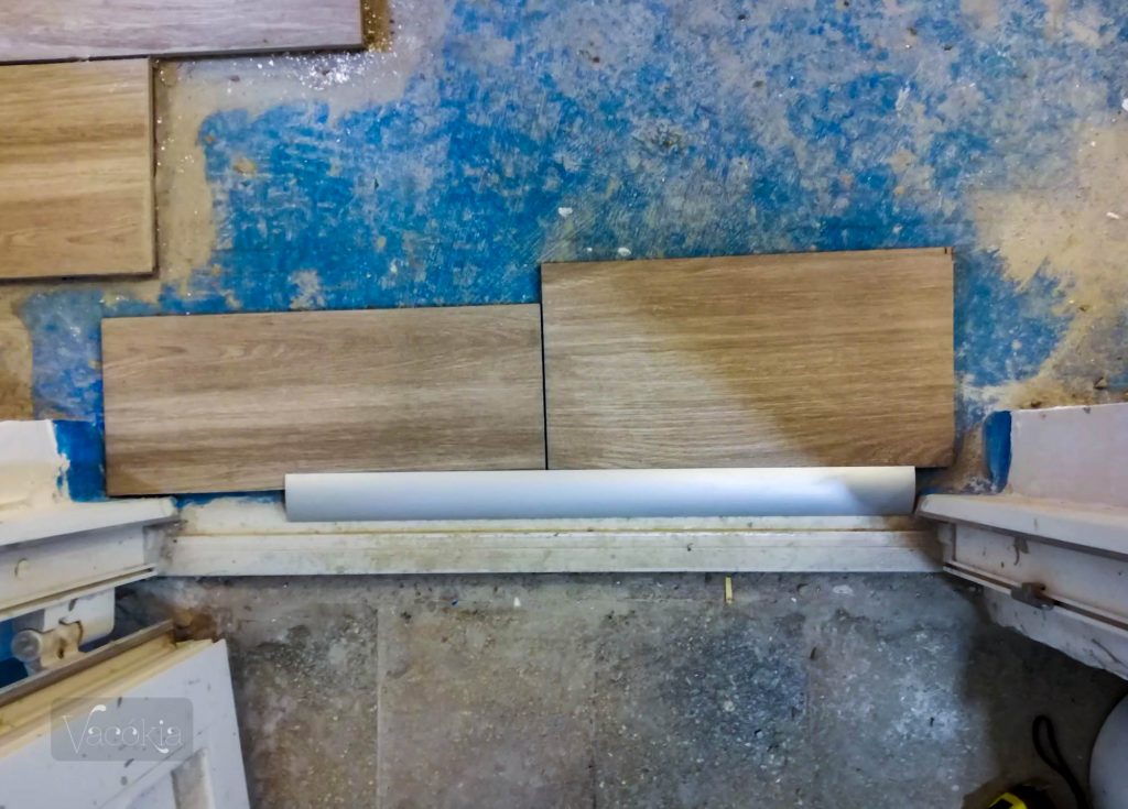 Ami majd ide kerül, az ajtókerettel lesz párhuzamos, így ellensúlyozzuk a burkolat ferdeségét