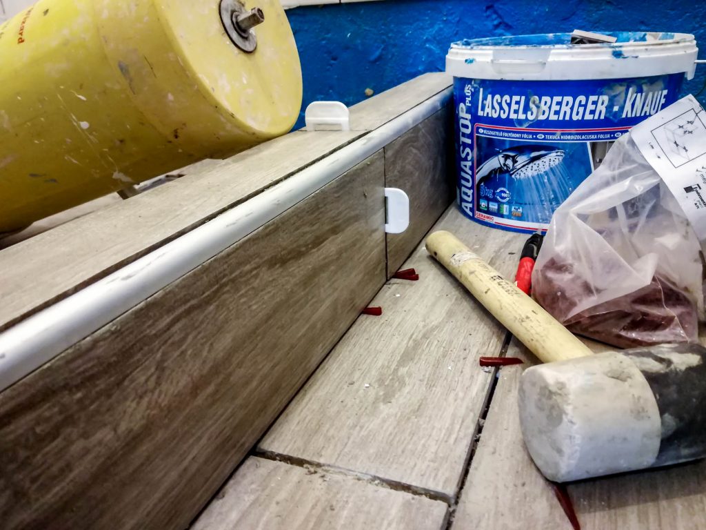 Így csak a küszöb közepén fut egy fugavonal