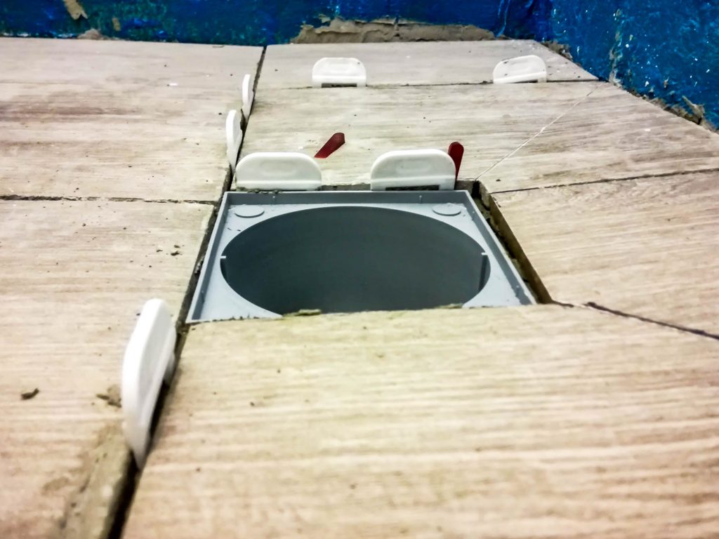 És ez egy új műanyagdarab, ott vágva, ahol kell