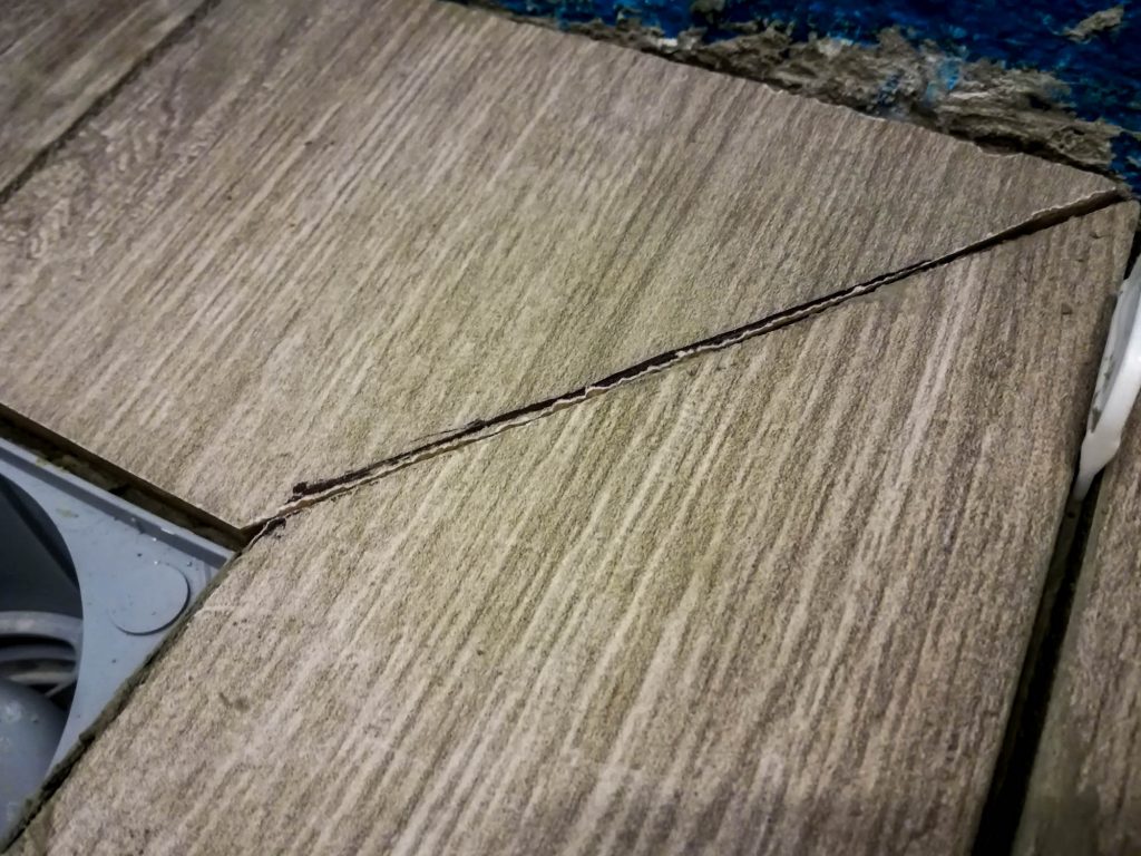 De az nehezen ment át a burkolónak, hogy egyenes csempeszéleket szeretnénk