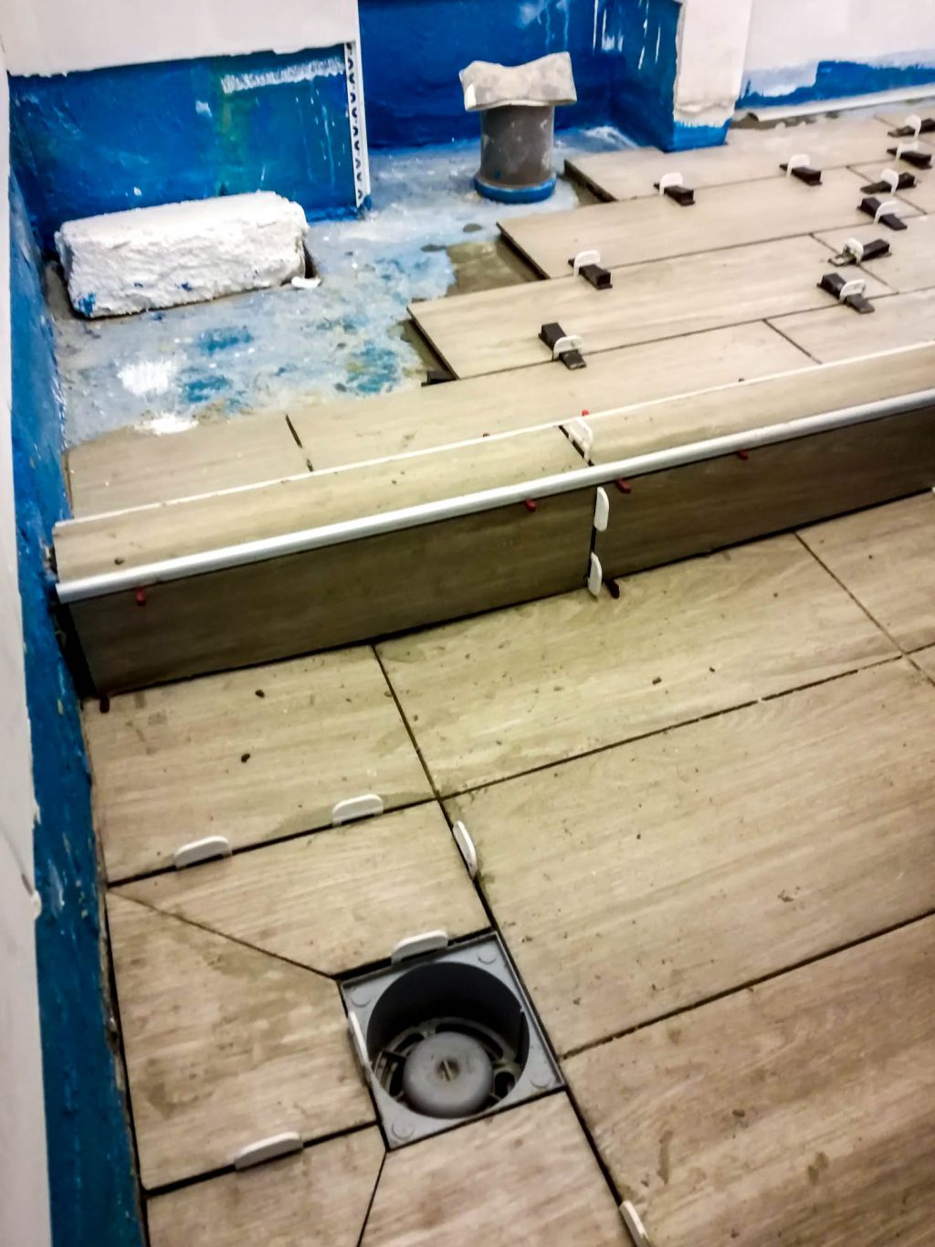 Ugyanolyan lekerekített, matt ezüst élvédőt vettünk, mint a nagylakás fürdőjébe