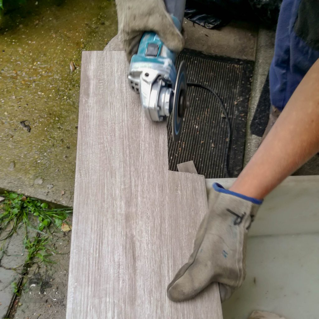 Kész a vágás, leesett a csempedarabka