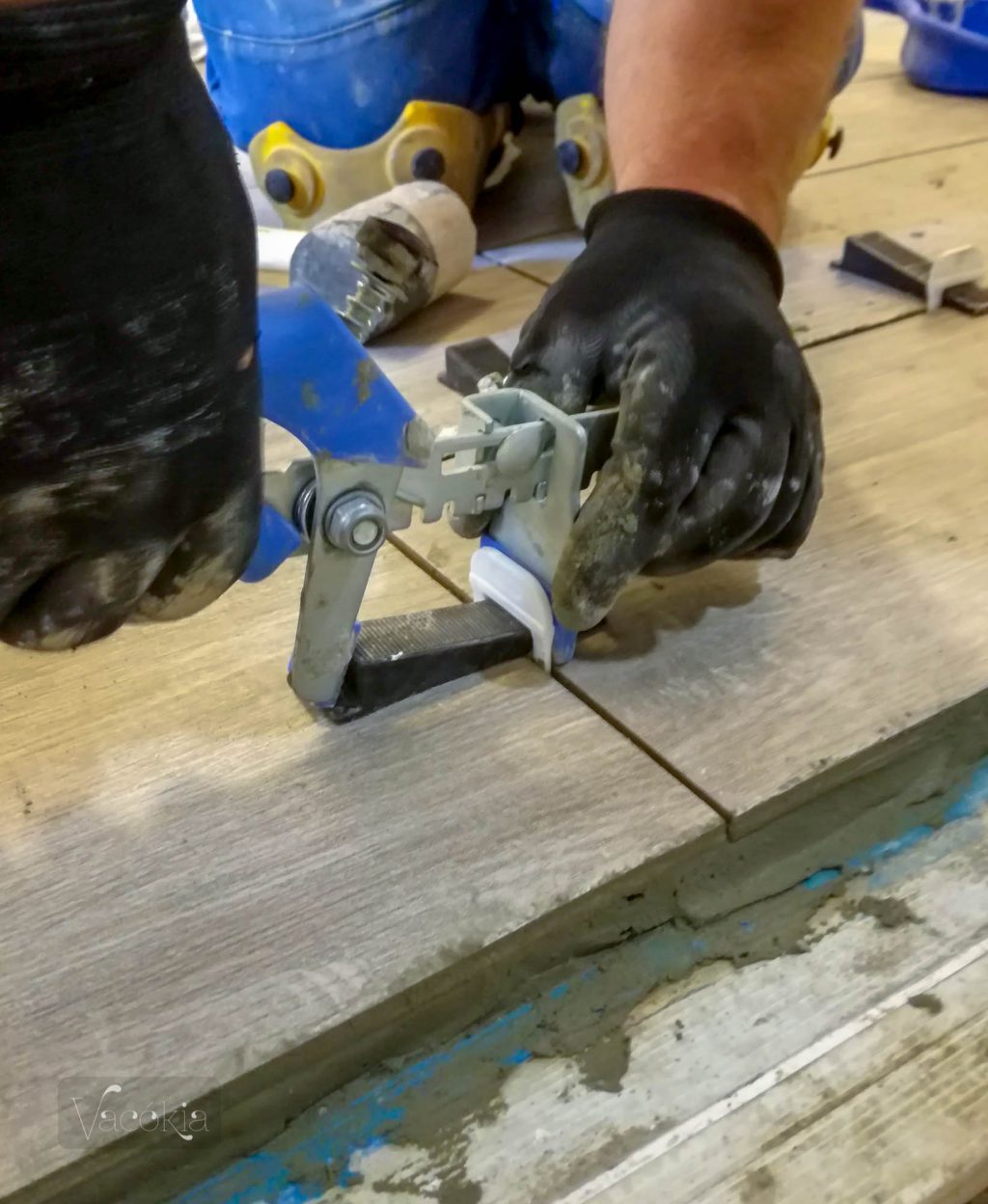 A csempéket burkolatszintező rendszerrel tették le