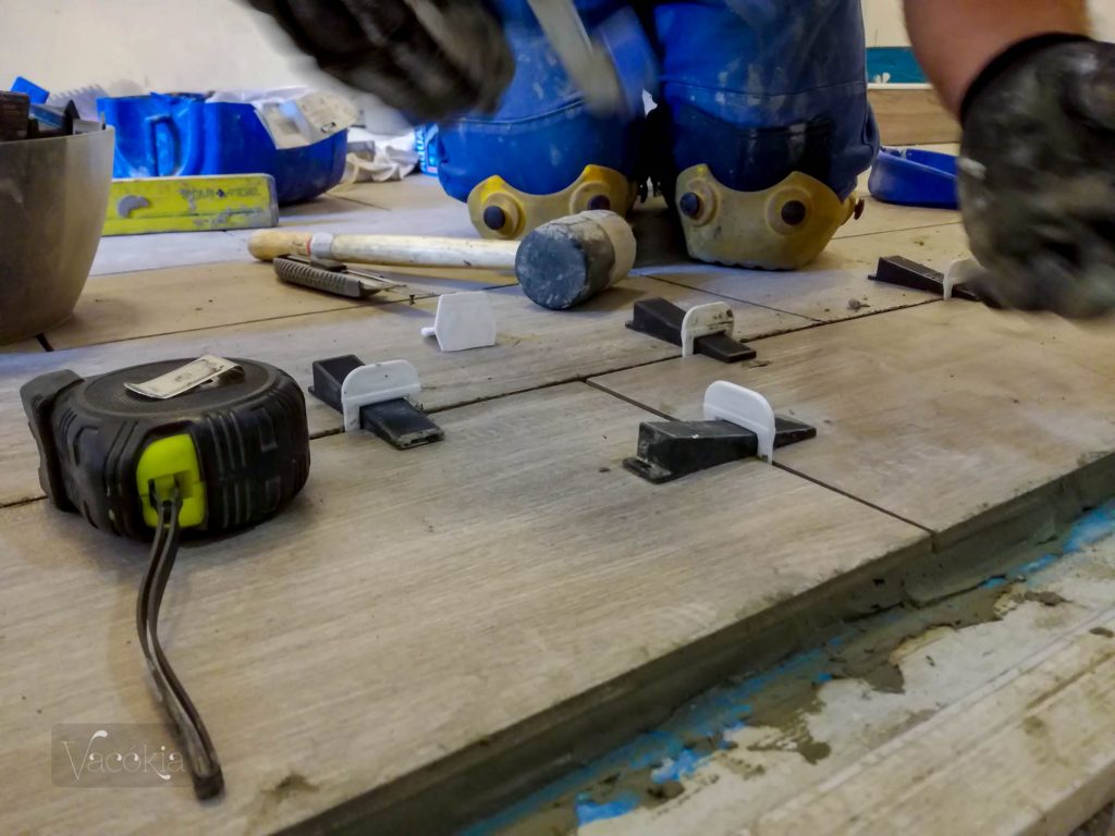 A lapszintező ék és talp arra való, hogy a csempék egy szintbe és egymástól ugyanolyan távol kerüljenek