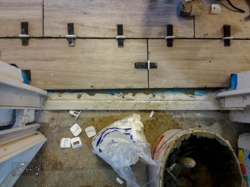 Az ajtókeret alsó részét is el akarjuk takarni